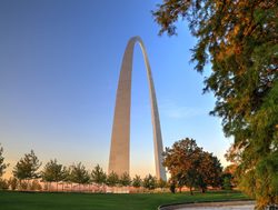 Gateway Arch National Park side view