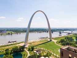 Gateway Arch National Park with the river