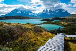 Torres del Paine Národní Park nalodil stezka a výhled na jezero a věže