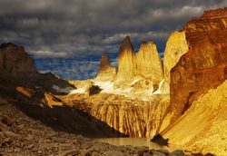 Torres del Paine nationalpark sol inställning på torn