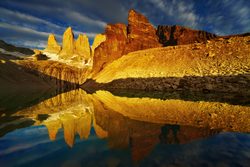 Torres del Paine National Park towers met zonsondergang